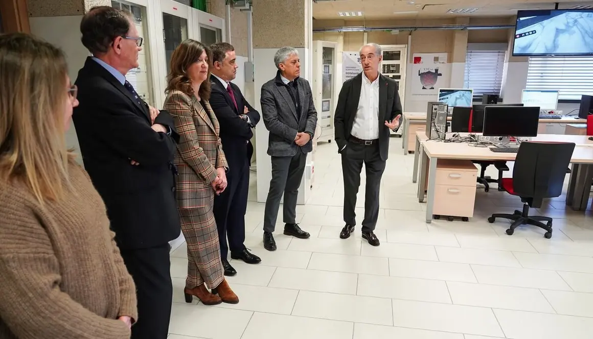 La rectora de la Universidad de León, Nuria González, presenta el Instituto de Investigación en Ingeniería i4 de la ULE, acompañada de su director, Antonio Morán Palao, y el director general de Tresca Ingeniería, Francisco Carro de Lorenzo. Asisten al acto el alcalde, José Antonio Diez, y el subdelegado del Gobierno, Héctor Alaiz