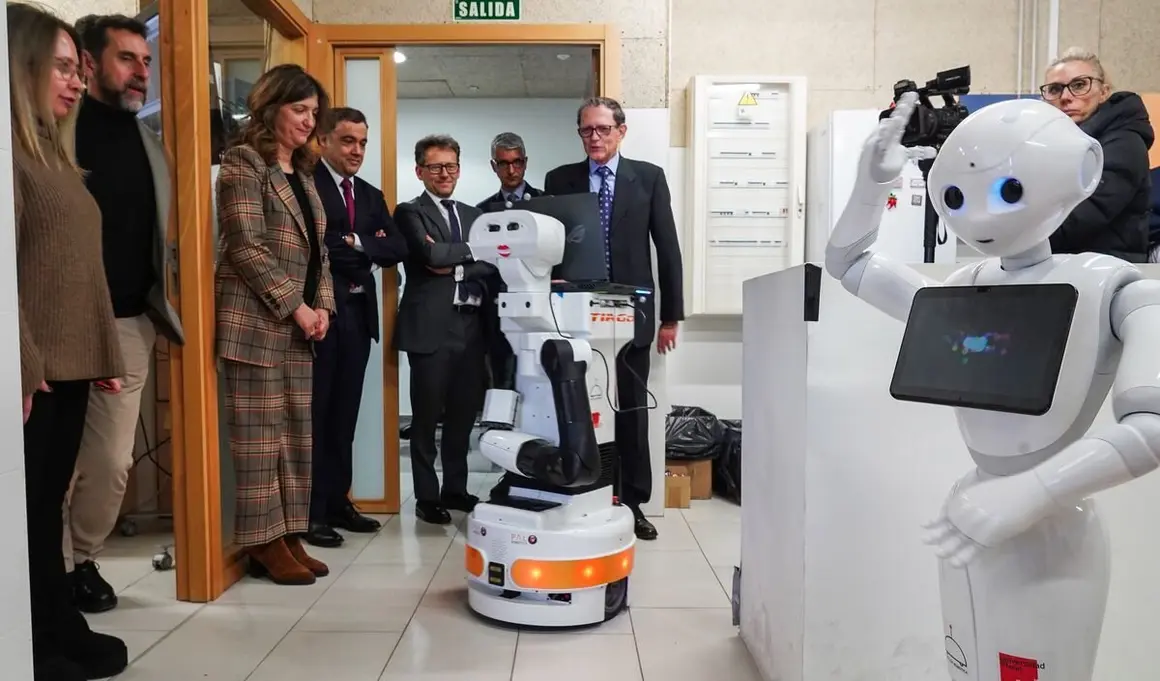 La rectora de la Universidad de León, Nuria González, presenta el Instituto de Investigación en Ingeniería i4 de la ULE, acompañada de su director, Antonio Morán Palao, y el director general de Tresca Ingeniería, Francisco Carro de Lorenzo. Asisten al acto el alcalde, José Antonio Diez, y el subdelegado del Gobierno, Héctor Alaiz. Foto: Campillo.