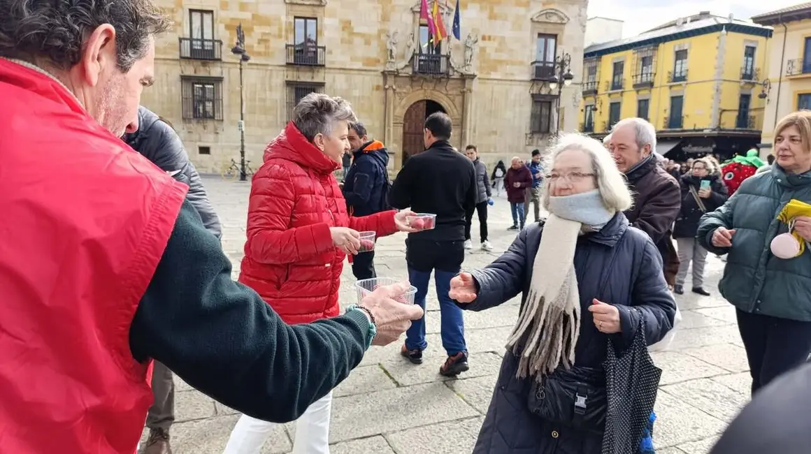 Reparto de fresas en León 12