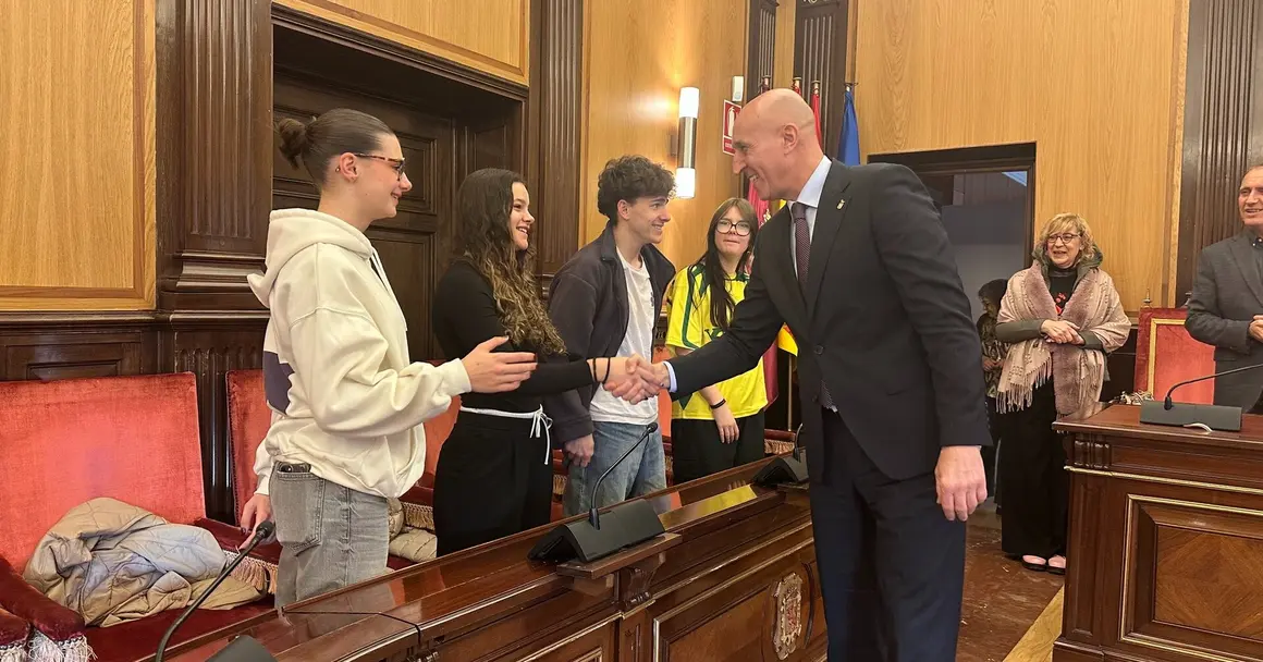 El alcalde de León, José Antonio Diez, ha recibido este jueves en el Salón de Plenos del Ayuntamiento de San Marcelo a un grupo de siete alumnos del Lycée de Carcassonnee (Francia) que participa en un programa de intercambio con el IES Eras de Renueva de León.