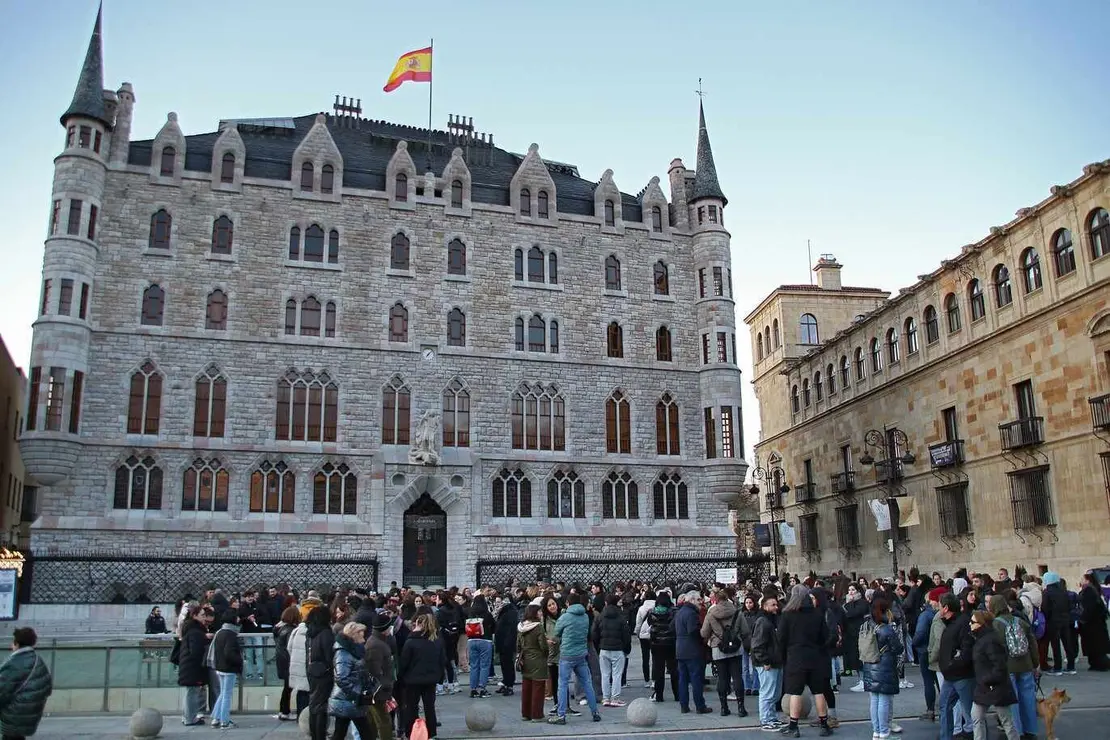 Concentración de trabajadores sociales tras el asesinato de una educadora en Badajoz