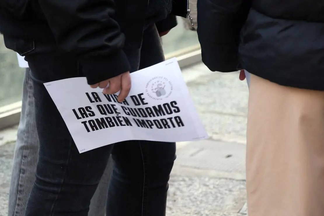 Concentración de trabajadores sociales tras el asesinato de una educadora en Badajoz