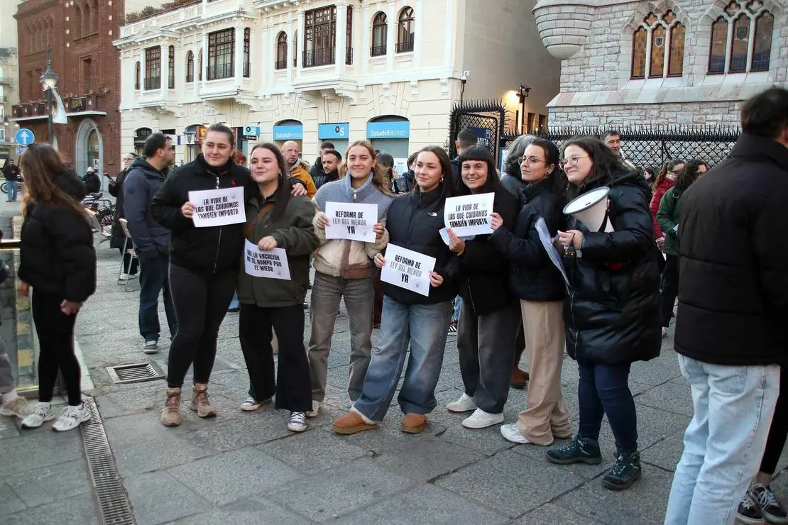 Concentración de trabajadores sociales tras el asesinato de una educadora en Badajoz