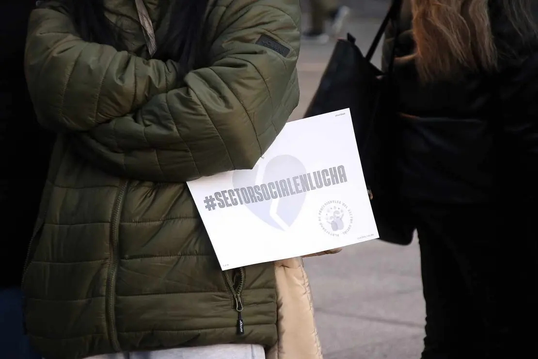 Concentración de trabajadores sociales tras el asesinato de una educadora en Badajoz