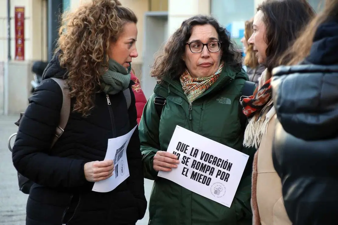 Concentración de trabajadores sociales tras el asesinato de una educadora en Badajoz