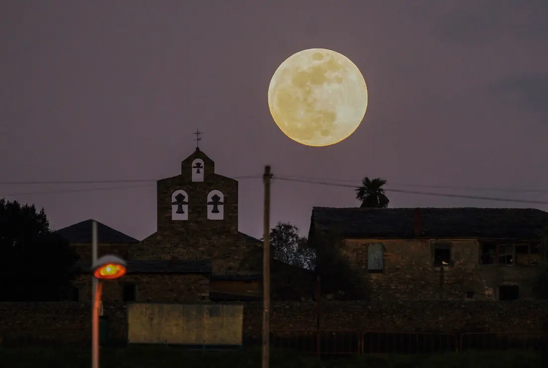 La 'luna de sangre' deslumbra el cielo de León durante el primer eclipse lunar total de 2025. (Foto: César Sánchez | Peio García)