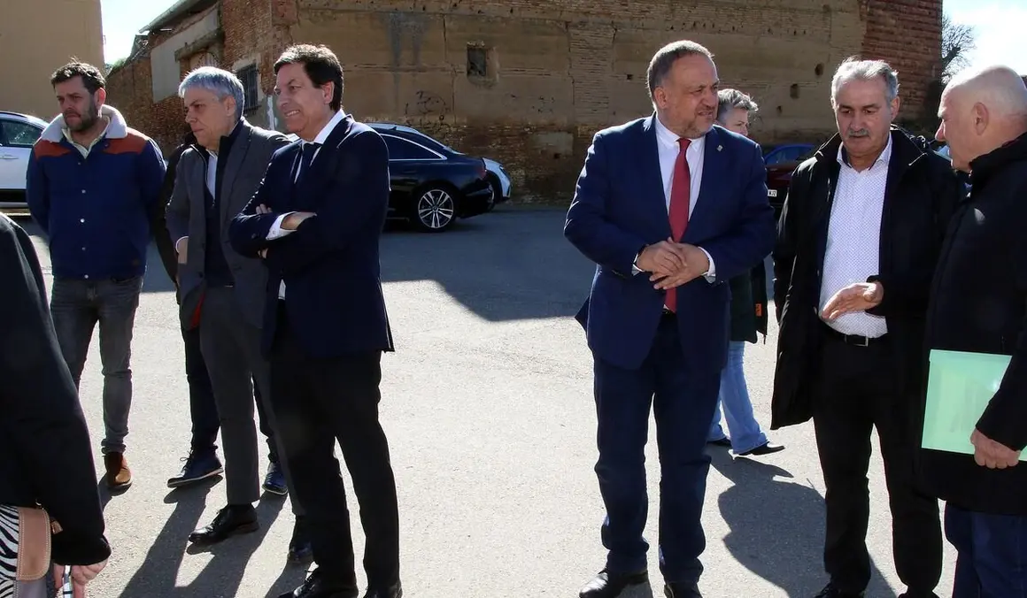 El consejero de Economía y Hacienda y portavoz de la Junta, Carlos Fernández Carriedo, presenta el Plan Territorial Tierra de Campos en la provincia de León, acompañado por el presidente de la Diputación, Gerardo Álvarez Courel y la alcaldesa de Sahagún, Paula Conde