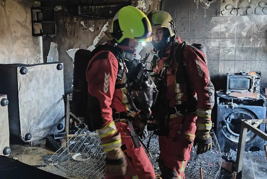 Bomberos León han realizado este viernes el rescate de una persona, cuyos datos de filiación no han sido facilitados, del interior de una vivienda en llamas. Fotos: Bomberos León | Policía Local