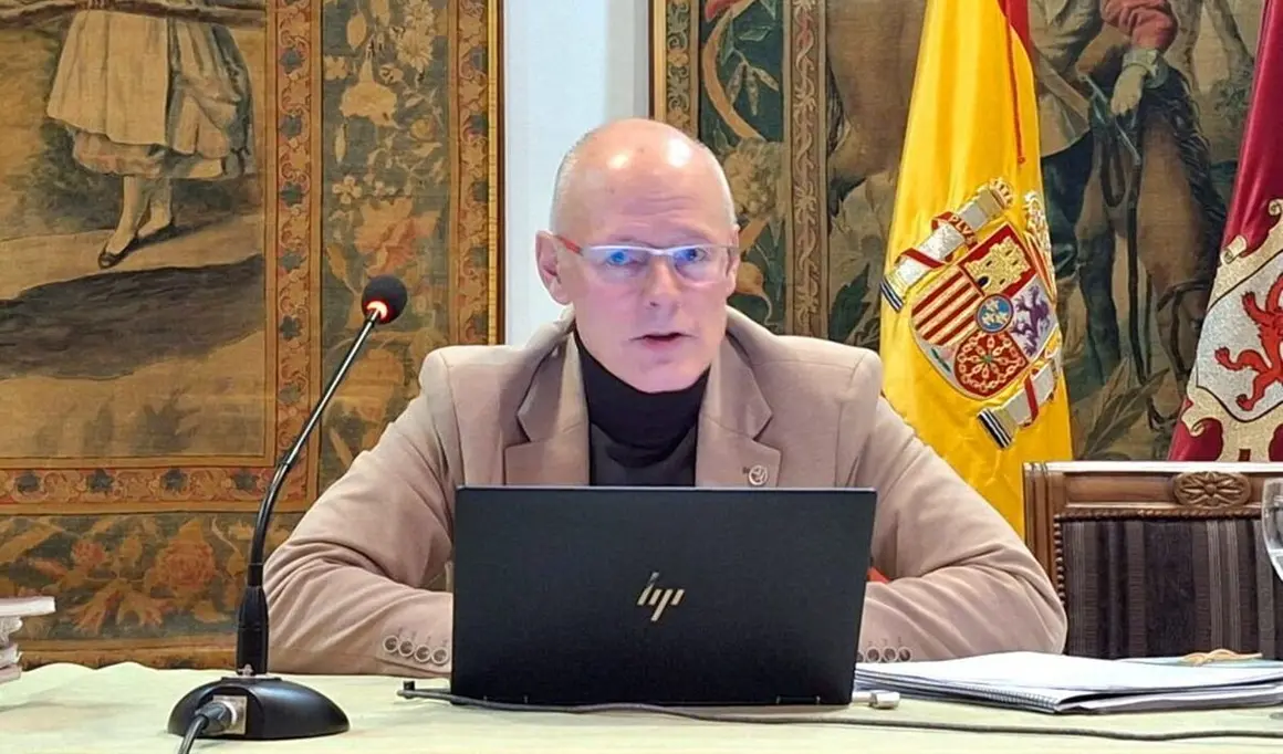 Presentación del libro 'Autonomía Leonesa. Vías legales para conseguirla' de Bernardo Luis García Angulo en la Casa de León en Madrid.