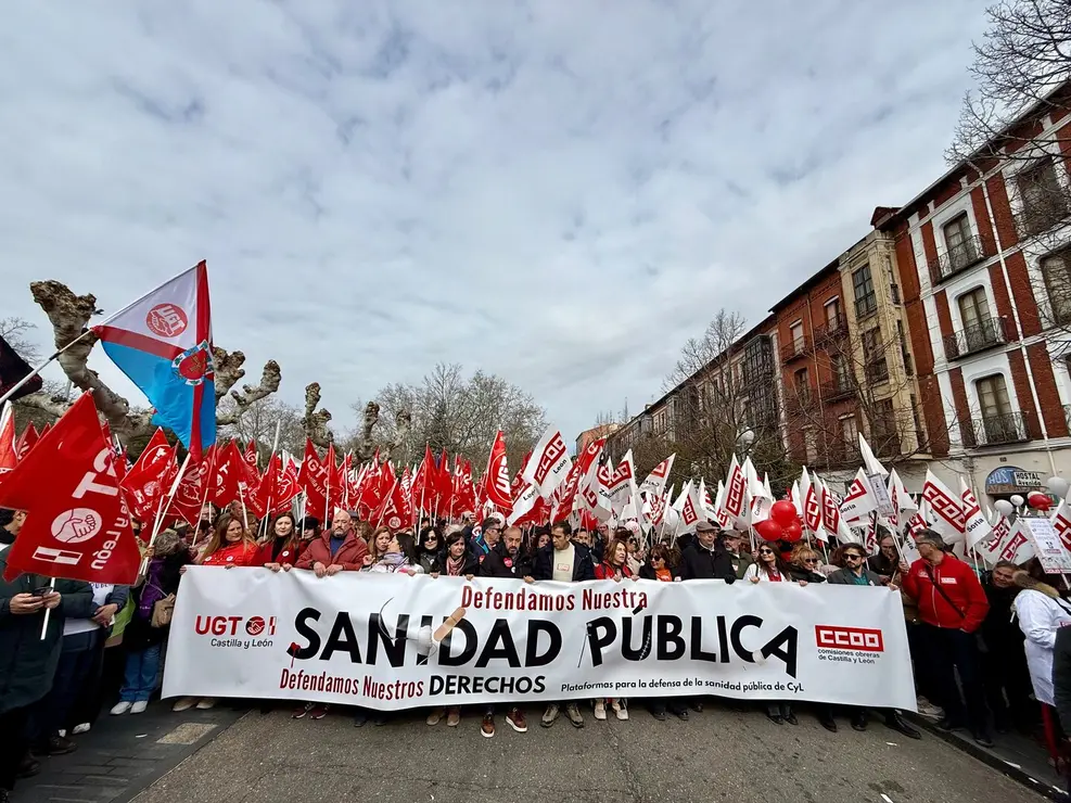 UGT y CCOO convocan una manifestación bajo el lema ‘Defendamos nuestra sanidad pública. Defendamos nuestros derechos’. Los organizadores atienden a los medios al inicio de la marcha, que finaliza en la Consejería de Sanidad.