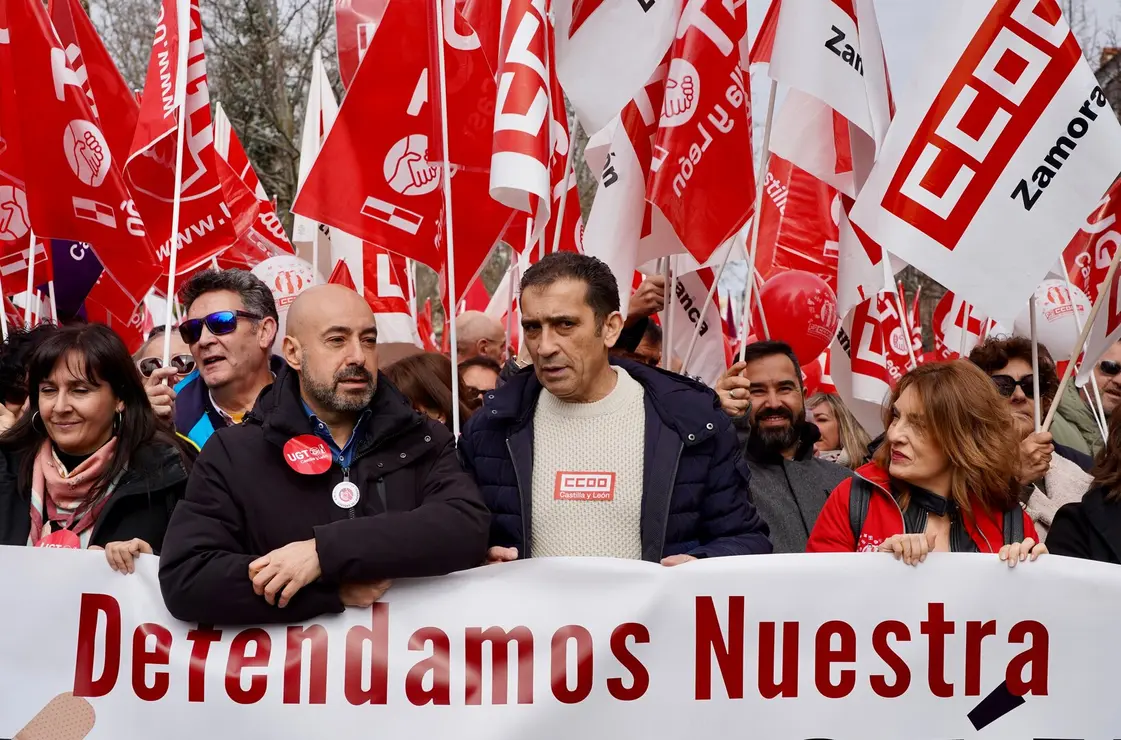 UGT y CCOO convocan una manifestación bajo el lema ‘Defendamos nuestra sanidad pública. Defendamos nuestros derechos’. Los organizadores atienden a los medios al inicio de la marcha, que finaliza en la Consejería de Sanidad.