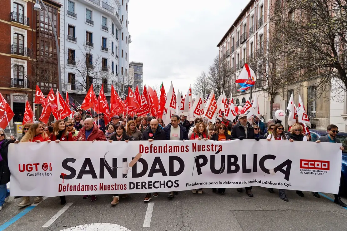 UGT y CCOO convocan una manifestación bajo el lema ‘Defendamos nuestra sanidad pública. Defendamos nuestros derechos’. Los organizadores atienden a los medios al inicio de la marcha, que finaliza en la Consejería de Sanidad. Foto: Leticia Pérez.