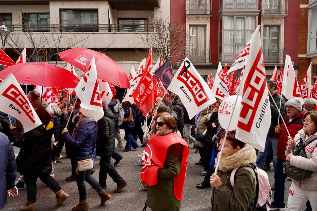 UGT y CCOO convocan una manifestación bajo el lema ‘Defendamos nuestra sanidad pública. Defendamos nuestros derechos’. Los organizadores atienden a los medios al inicio de la marcha, que finaliza en la Consejería de Sanidad.