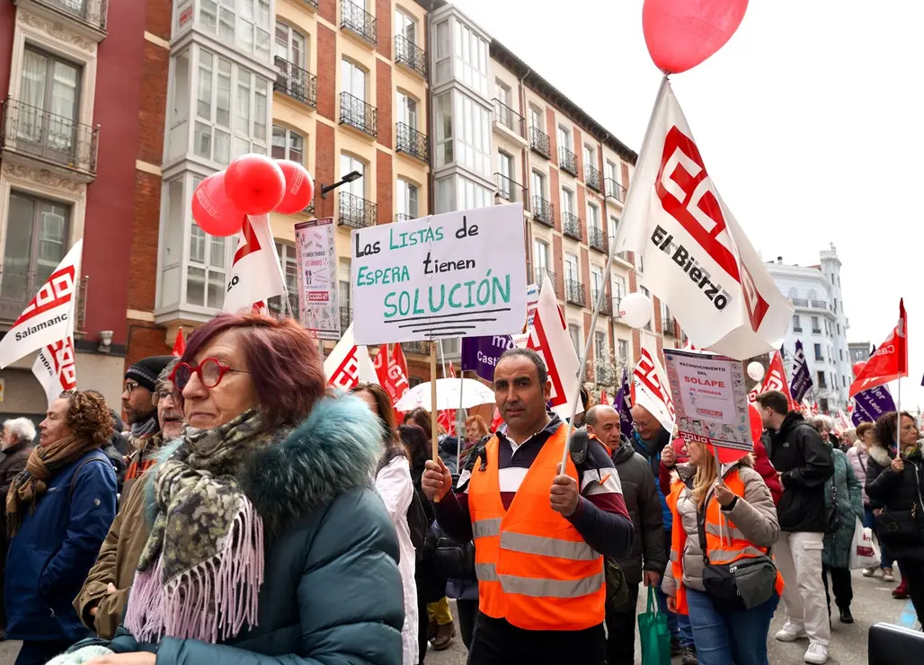 UGT y CCOO convocan una manifestación bajo el lema ‘Defendamos nuestra sanidad pública. Defendamos nuestros derechos’. Los organizadores atienden a los medios al inicio de la marcha, que finaliza en la Consejería de Sanidad.