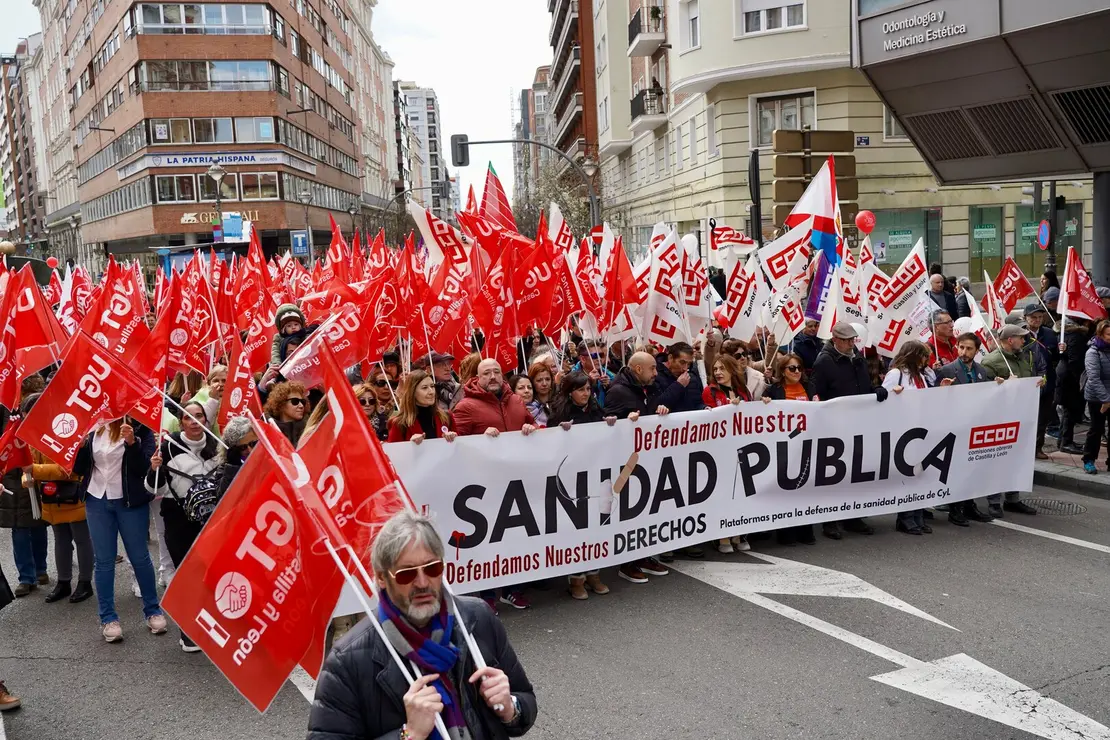 UGT y CCOO convocan una manifestación bajo el lema ‘Defendamos nuestra sanidad pública. Defendamos nuestros derechos’. Los organizadores atienden a los medios al inicio de la marcha, que finaliza en la Consejería de Sanidad.