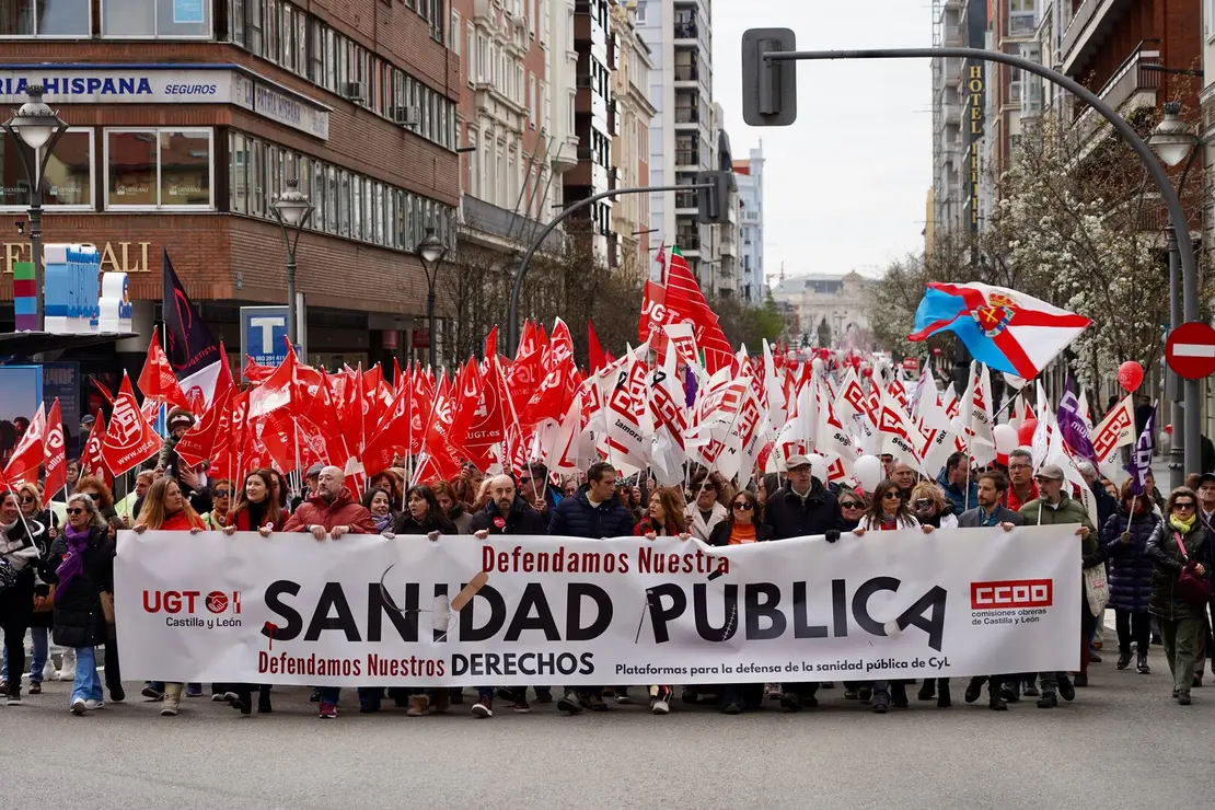 UGT y CCOO convocan una manifestación bajo el lema ‘Defendamos nuestra sanidad pública. Defendamos nuestros derechos’. Los organizadores atienden a los medios al inicio de la marcha, que finaliza en la Consejería de Sanidad.