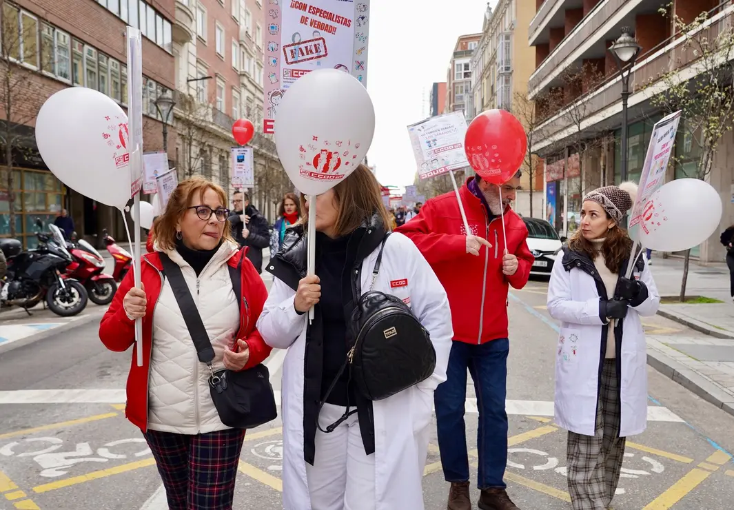 UGT y CCOO convocan una manifestación bajo el lema ‘Defendamos nuestra sanidad pública. Defendamos nuestros derechos’. Los organizadores atienden a los medios al inicio de la marcha, que finaliza en la Consejería de Sanidad.