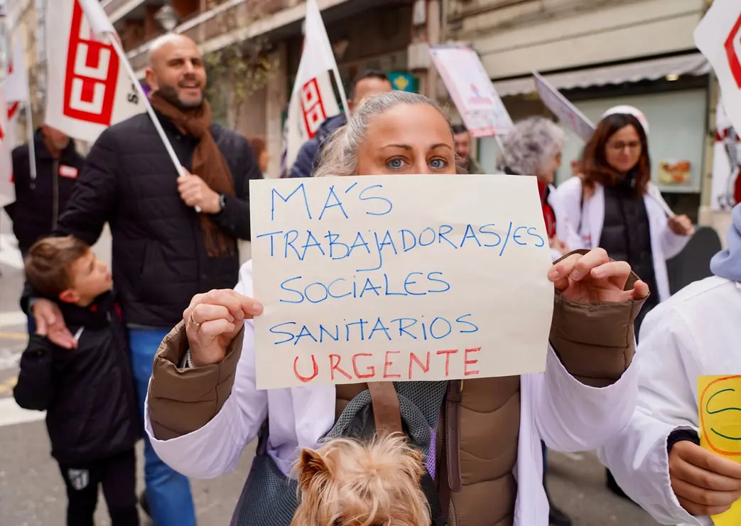 UGT y CCOO convocan una manifestación bajo el lema ‘Defendamos nuestra sanidad pública. Defendamos nuestros derechos’. Los organizadores atienden a los medios al inicio de la marcha, que finaliza en la Consejería de Sanidad.