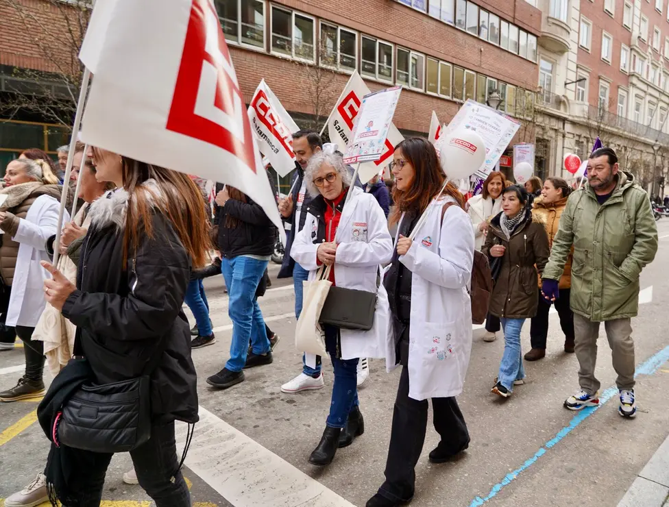 UGT y CCOO convocan una manifestación bajo el lema ‘Defendamos nuestra sanidad pública. Defendamos nuestros derechos’. Los organizadores atienden a los medios al inicio de la marcha, que finaliza en la Consejería de Sanidad.