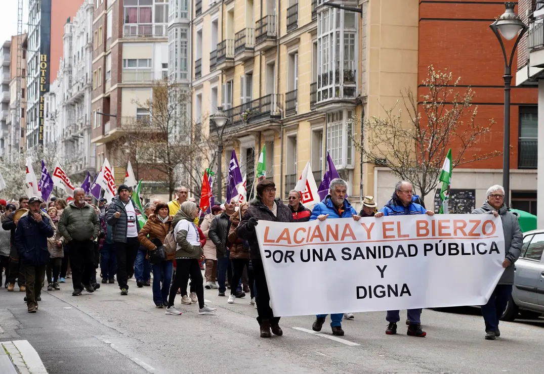 UGT y CCOO convocan una manifestación bajo el lema ‘Defendamos nuestra sanidad pública. Defendamos nuestros derechos’. Los organizadores atienden a los medios al inicio de la marcha, que finaliza en la Consejería de Sanidad.