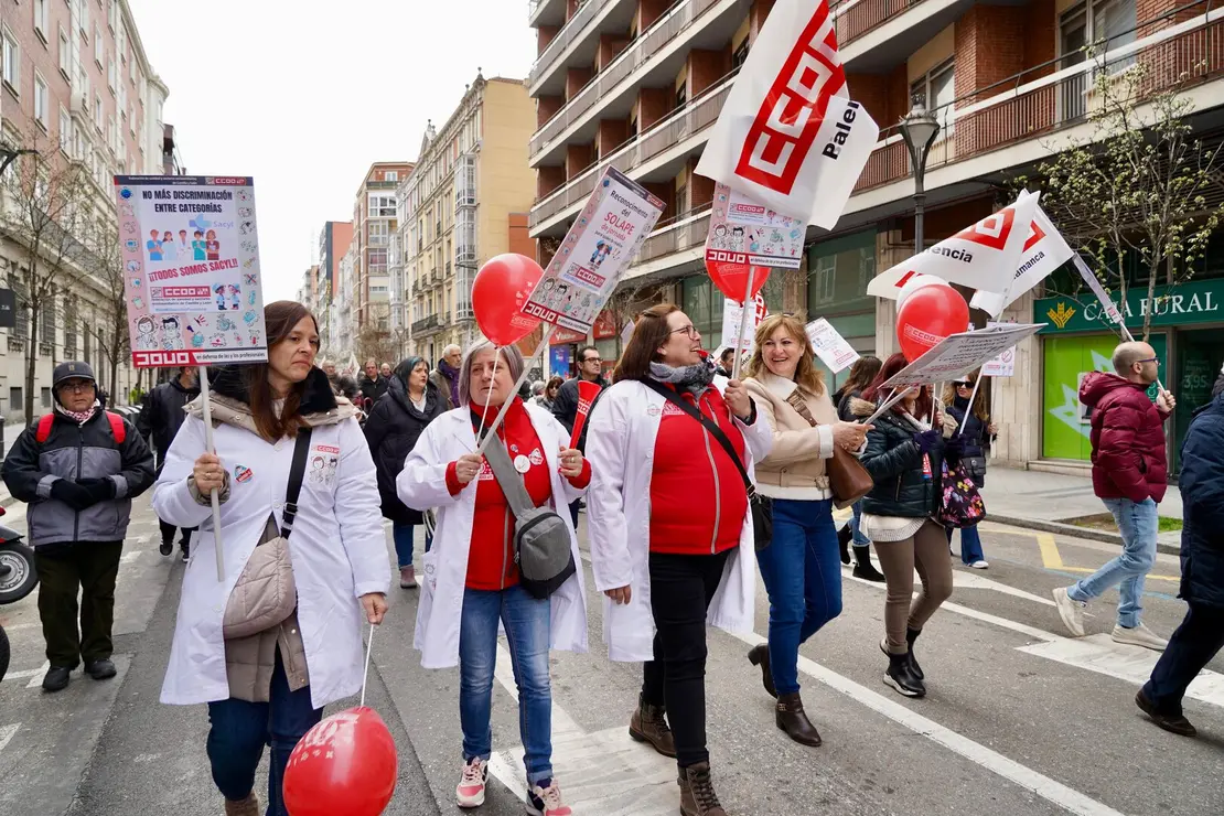 UGT y CCOO convocan una manifestación bajo el lema ‘Defendamos nuestra sanidad pública. Defendamos nuestros derechos’. Los organizadores atienden a los medios al inicio de la marcha, que finaliza en la Consejería de Sanidad.