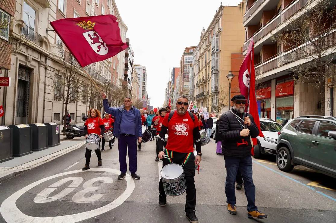 UGT y CCOO convocan una manifestación bajo el lema ‘Defendamos nuestra sanidad pública. Defendamos nuestros derechos’. Los organizadores atienden a los medios al inicio de la marcha, que finaliza en la Consejería de Sanidad.