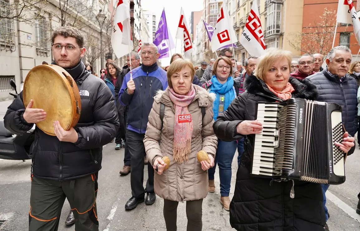 UGT y CCOO convocan una manifestación bajo el lema ‘Defendamos nuestra sanidad pública. Defendamos nuestros derechos’. Los organizadores atienden a los medios al inicio de la marcha, que finaliza en la Consejería de Sanidad.