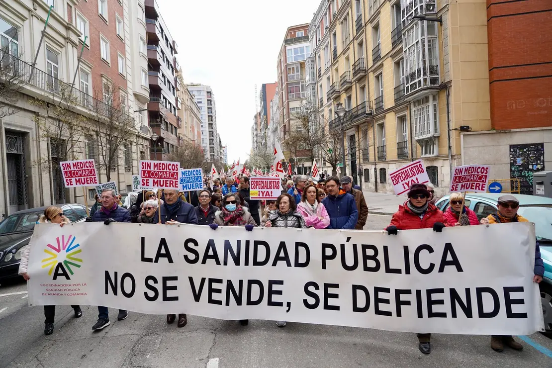 UGT y CCOO convocan una manifestación bajo el lema ‘Defendamos nuestra sanidad pública. Defendamos nuestros derechos’. Los organizadores atienden a los medios al inicio de la marcha, que finaliza en la Consejería de Sanidad.