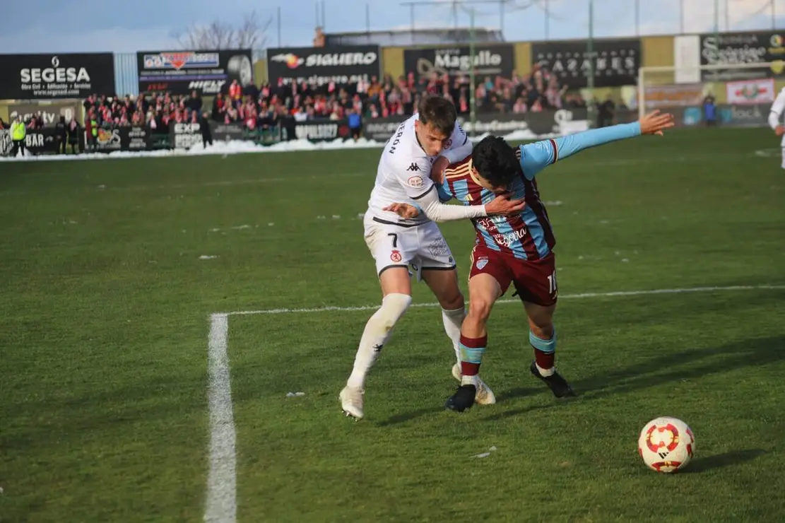 Tras superar una jornada de nieve y frío y despejar el terreno de juego la Cultural y la Segoviana se miden sobre La Albuera en un duelo de altura. Fotos: Isaac Llamazares