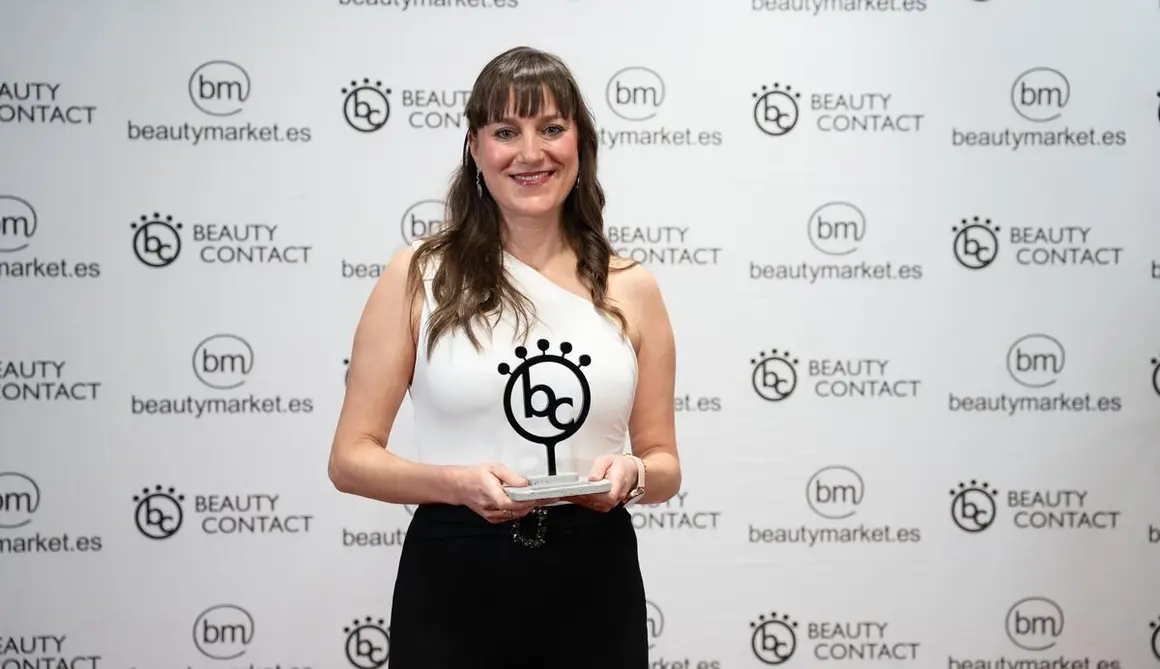 Eva Granda, fundadora de la clínica leonesa de estética avanzada Evolution Clinic, recibió el prestigioso galardón Beauty Contact Awards 2025 por la creación del innovador Método Granda.