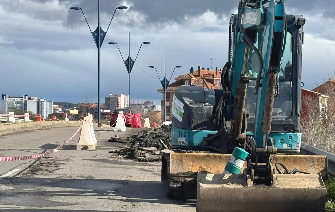 Maquinaria trabajando en el Plan de Acerado, concretamente en el Paso de Azorín.