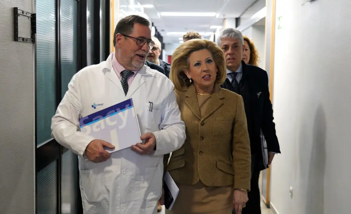 La gerente regional de Salud, Violeta Martínez, preside la primera reunión de la Comisión de seguimiento del Plan de Garantía Asistencial para El Bierzo junto al gerente de Asistencia Sanitaria del Bierzo, Juan Ortiz de Saracho