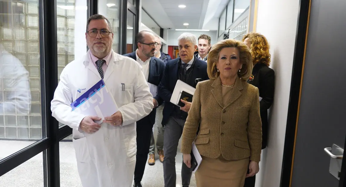 La gerente regional de Salud, Violeta Martínez, preside la primera reunión de la Comisión de seguimiento del Plan de Garantía Asistencial para El Bierzo junto al gerente de Asistencia Sanitaria del Bierzo, Juan Ortiz de Saracho