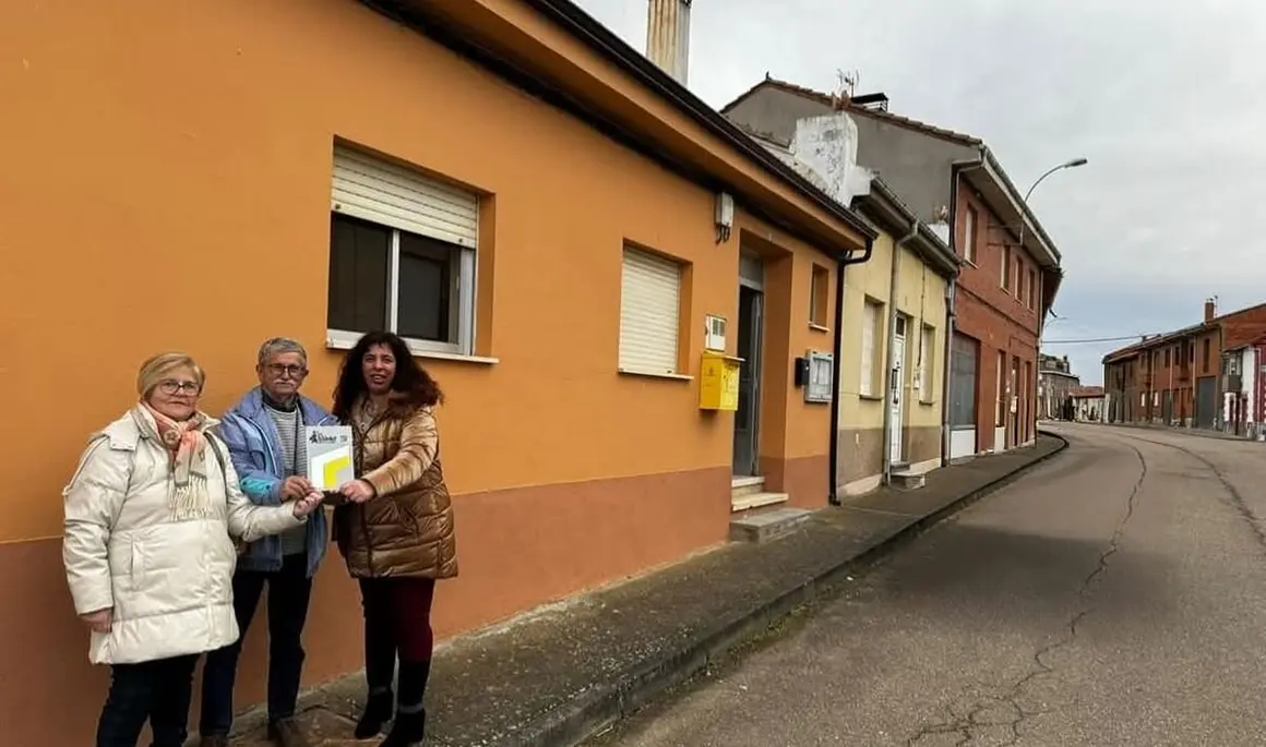 María de los Ángeles, alcaldesa pedánea de Quintanilla del Valle, junto a Mari Carmen y Ovidio frente al albergue municipal que gestionan.