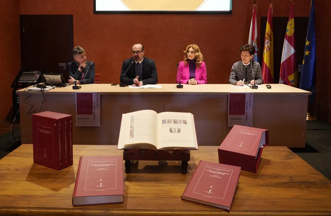 La viceconsejera de Acción Cultural, Mar Sancho, durante la presentación en Ponferrada de la publicación 'El tumbo de San Pedro de Montes: un cartulario doble'