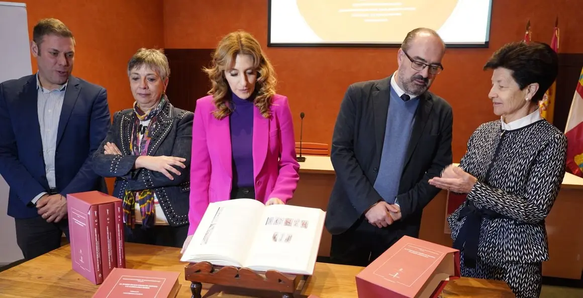 La viceconsejera de Acción Cultural, Mar Sancho, durante la presentación en Ponferrada de la publicación 'El tumbo de San Pedro de Montes: un cartulario doble'