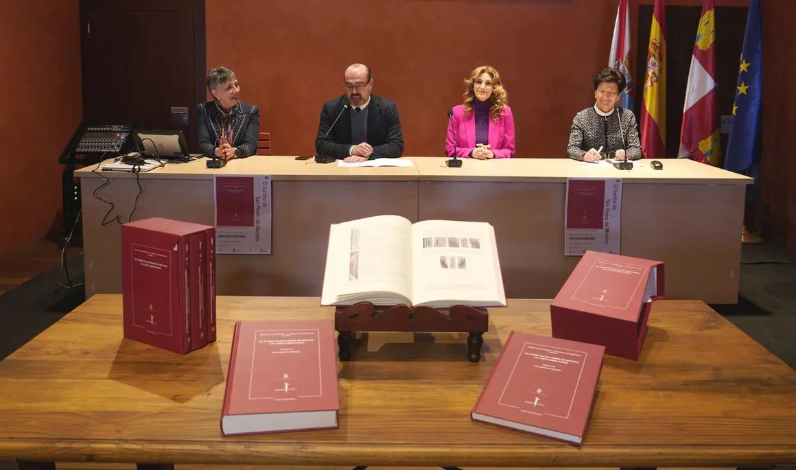 La viceconsejera de Acción Cultural, Mar Sancho (2D), junto al alcalde de Ponferrada, Marco Morala, y las catedráticas de Historia de la Universidad de León, Gregoria Cavero (D) y María Encarnación Martín (I), durante la presentación en Ponferrada de la publicación 'El tumbo de San Pedro de Montes: un cartulario doble'. Foto: César Sánchez.