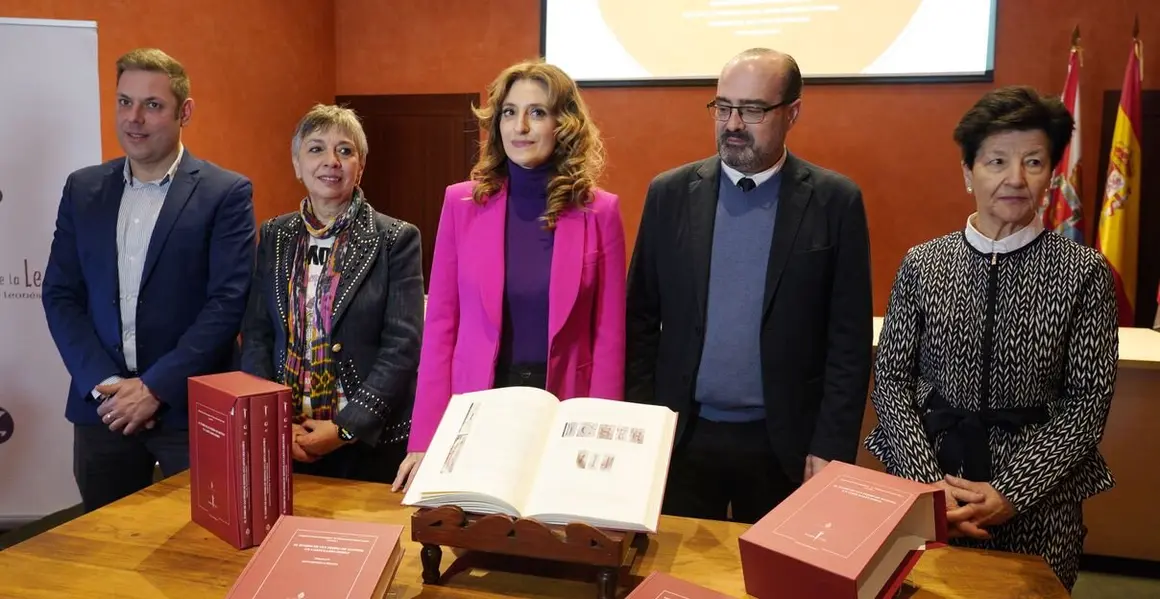 La viceconsejera de Acción Cultural, Mar Sancho, durante la presentación en Ponferrada de la publicación 'El tumbo de San Pedro de Montes: un cartulario doble'