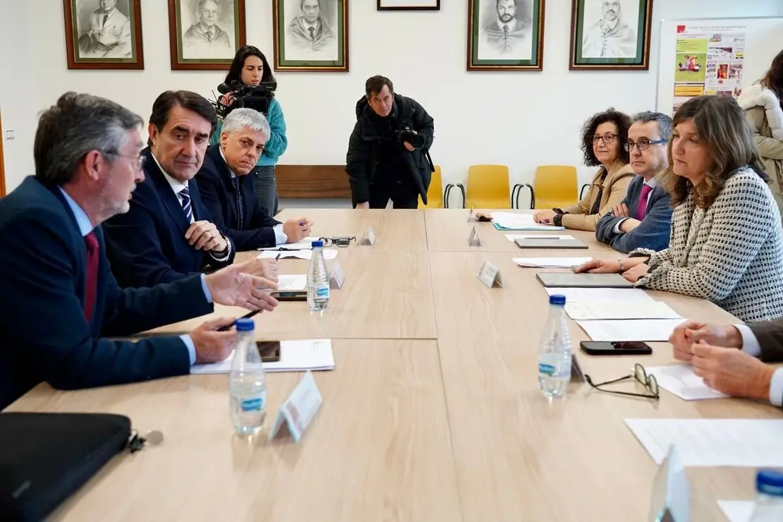 La rectora de la Universidad de León, Nuria González, y el consejero de Medio Ambiente, Vivienda y Ordenación del Territorio, Juan Carlos Suárez-Quiñones, mantienen una reunión de trabajo para abordar líneas de colaboración entre ambas instituciones