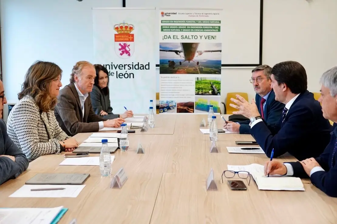 La rectora de la Universidad de León, Nuria González, y el consejero de Medio Ambiente, Vivienda y Ordenación del Territorio, Juan Carlos Suárez-Quiñones, mantienen una reunión de trabajo para abordar líneas de colaboración entre ambas instituciones.