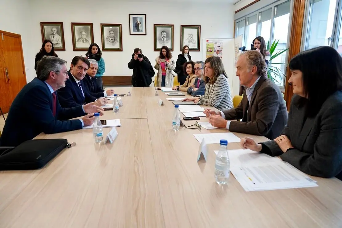 La rectora de la Universidad de León, Nuria González, y el consejero de Medio Ambiente, Vivienda y Ordenación del Territorio, Juan Carlos Suárez-Quiñones, mantienen una reunión de trabajo para abordar líneas de colaboración entre ambas instituciones