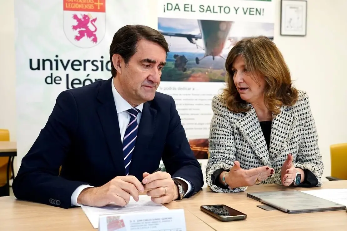 La rectora de la Universidad de León, Nuria González, y el consejero de Medio Ambiente, Vivienda y Ordenación del Territorio, Juan Carlos Suárez-Quiñones, mantienen una reunión de trabajo para abordar líneas de colaboración entre ambas instituciones. Foto: Campillo.