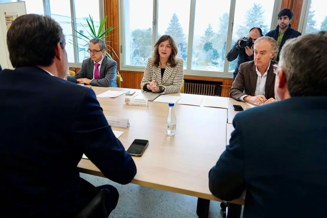 La rectora de la Universidad de León, Nuria González, y el consejero de Medio Ambiente, Vivienda y Ordenación del Territorio, Juan Carlos Suárez-Quiñones, mantienen una reunión de trabajo para abordar líneas de colaboración entre ambas instituciones