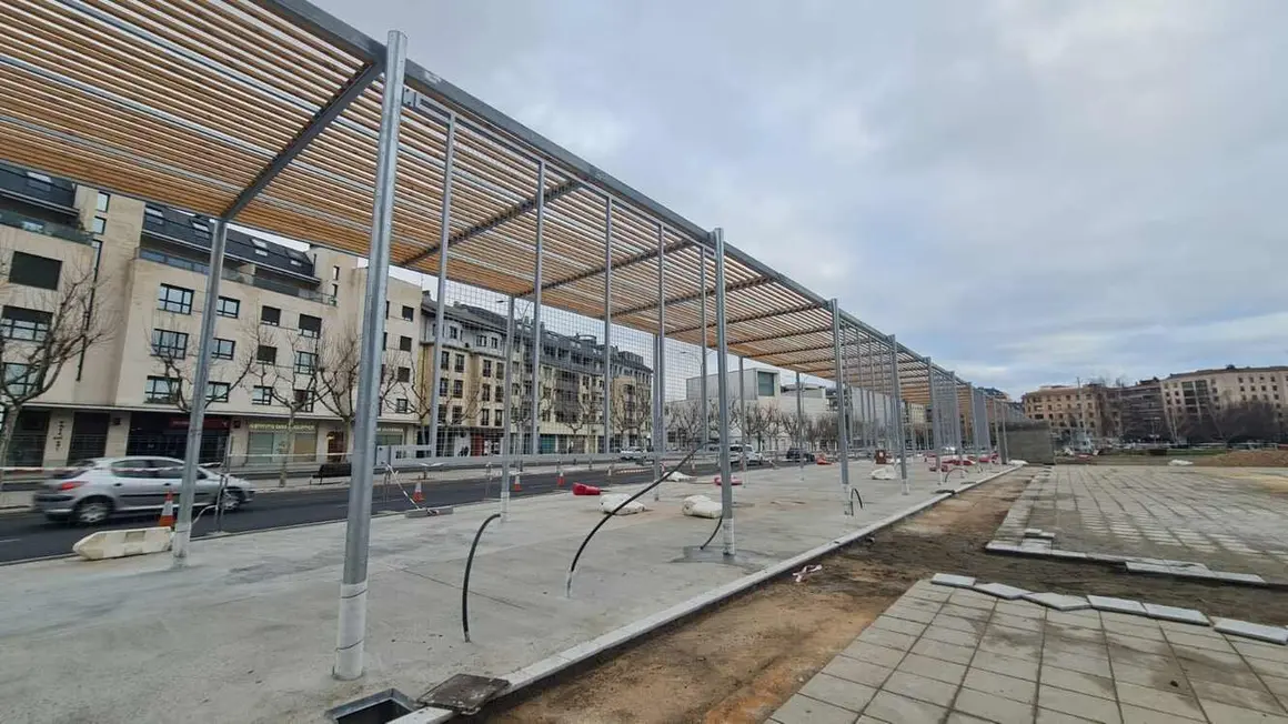 Las obras para la instalación de la pérgola bioclimática avanzan a buen ritmo tras superar problemas administrativos con el objetivo de fomentar la movilidad y los espacios peatonales en la ciudad.