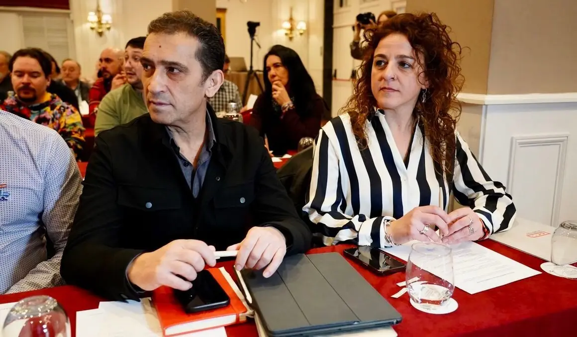 El secretario general de CCOO Castilla y León, Vicente Andrés, y la candidata a la reelección como secretaria general de CCOO en León, Elena Blasco, atienden a los medios antes de la celebración del XIV Congreso Provincial de CCOO León