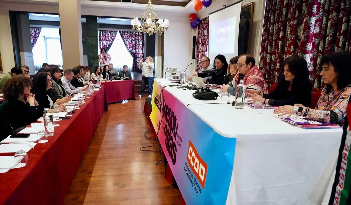 El secretario general de CCOO Castilla y León, Vicente Andrés, y la candidata a la reelección como secretaria general de CCOO en León, Elena Blasco, atienden a los medios antes de la celebración del XIV Congreso Provincial de CCOO León