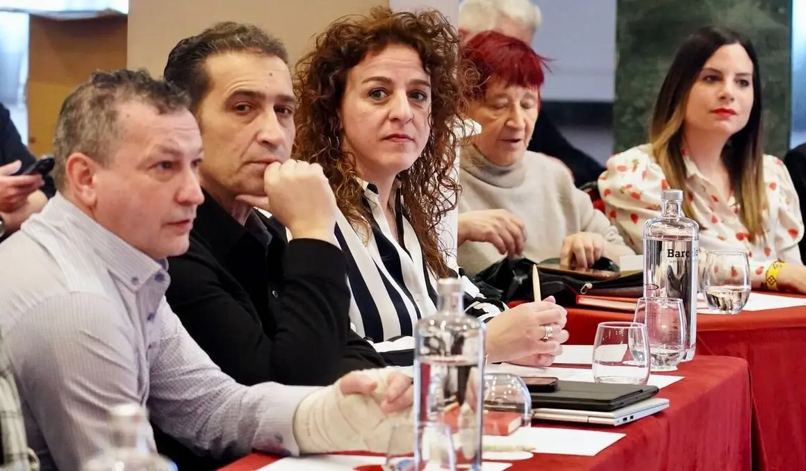 El secretario general de CCOO Castilla y León, Vicente Andrés, y la candidata a la reelección como secretaria general de CCOO en León, Elena Blasco, atienden a los medios antes de la celebración del XIV Congreso Provincial de CCOO León