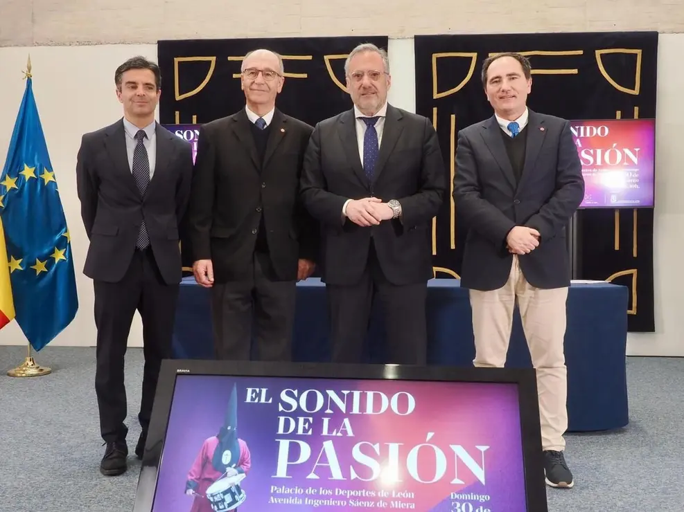 El presidente de las Cortes de Castilla y León, Carlos Pollán, y el director de ja Fundación Castilla y León, Juan Zapatero, presiden el acto de presentación de la segunda edición del concierto de Semana Santa ‘El Sonido de la Pasión’. Foto: Rubén Cacho.