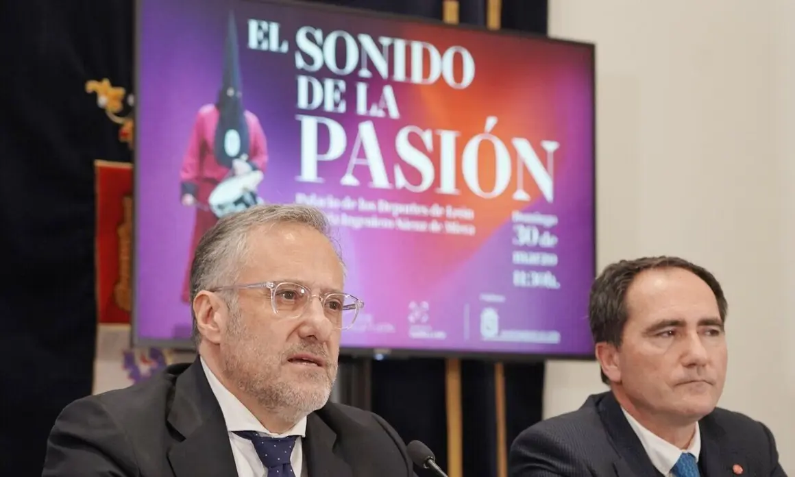 El presidente de las Cortes de Castilla y León, Carlos Pollán, y el director de ja Fundación Castilla y León, Juan Zapatero, presiden el acto de presentación de la segunda edición del concierto de Semana Santa ‘El Sonido de la Pasión’. Foto: Rubén Cacho.