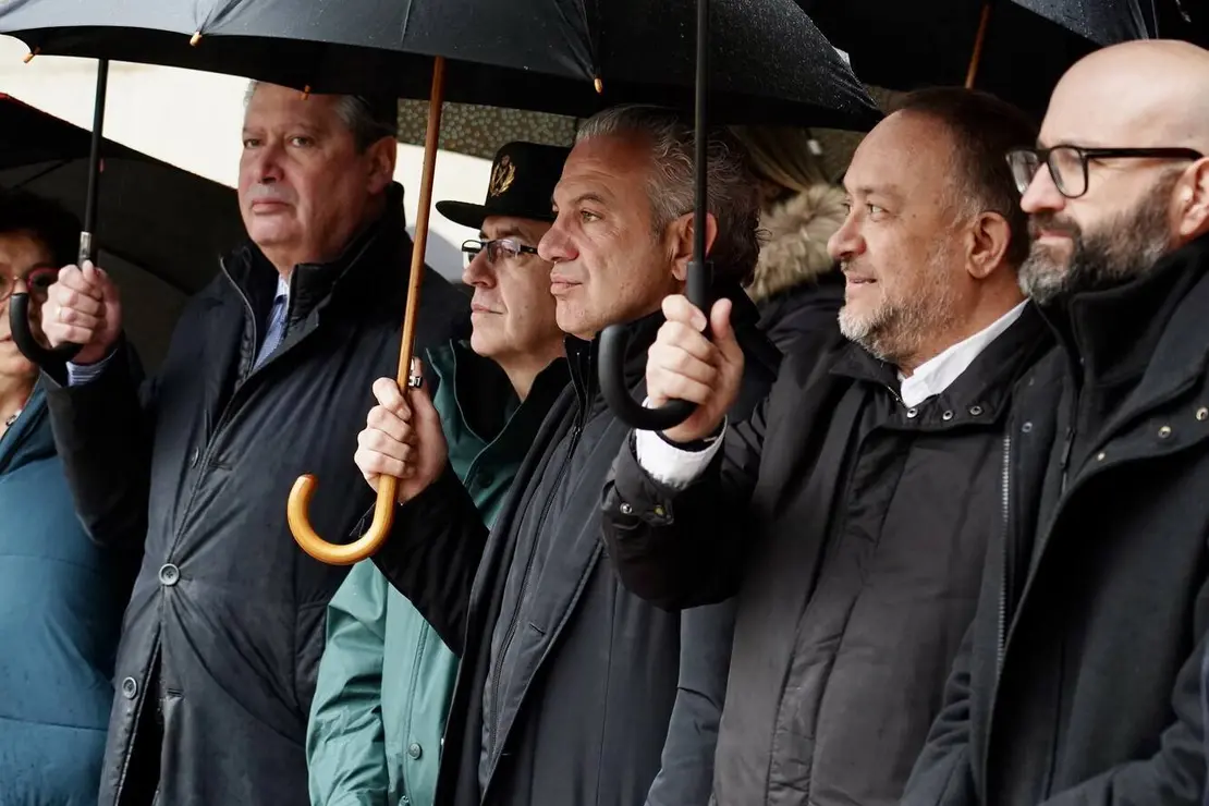 El delegado del Gobierno, Nicanor Sen,  preside el minuto de silencio por la primera víctima de violencia de género este año en Castilla y León, en un acto en la capital leonesa, en la sede de la Subdelegación. Foto: Campillo | Heraldo